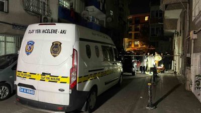 Zeytinburnu’nda ihbar üzerine bir daireye gelen polis ekiplerine silahla ateş