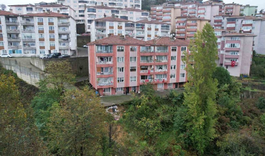 Zonguldak’ın Tepebaşı Mahallesi’nde bulunan Kale Sitesi sakinleri, binaların çevresinde yaşanan