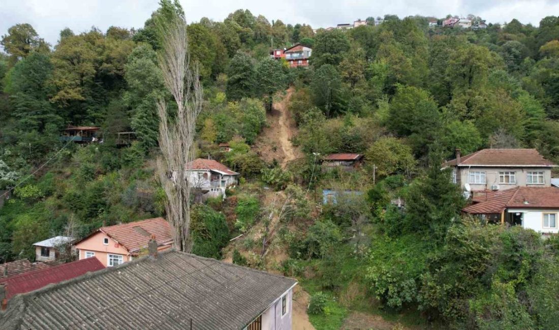 Zonguldak’ta şiddetli yağışların ardından meydana gelen heyelanda yamaçtan kopan toprak