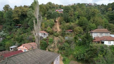 Zonguldak’ta şiddetli yağışların ardından meydana gelen heyelanda yamaçtan kopan toprak