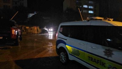 Zonguldak’ın Çatalağzı beldesinde yağışlar sonrası lojmana ait istinat duvarı çöktü.