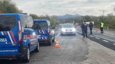 Zonguldak’ın Çaycuma ilçesinde jandarma ekipleri, trafik güvenliğinin sağlanması amacıyla yol