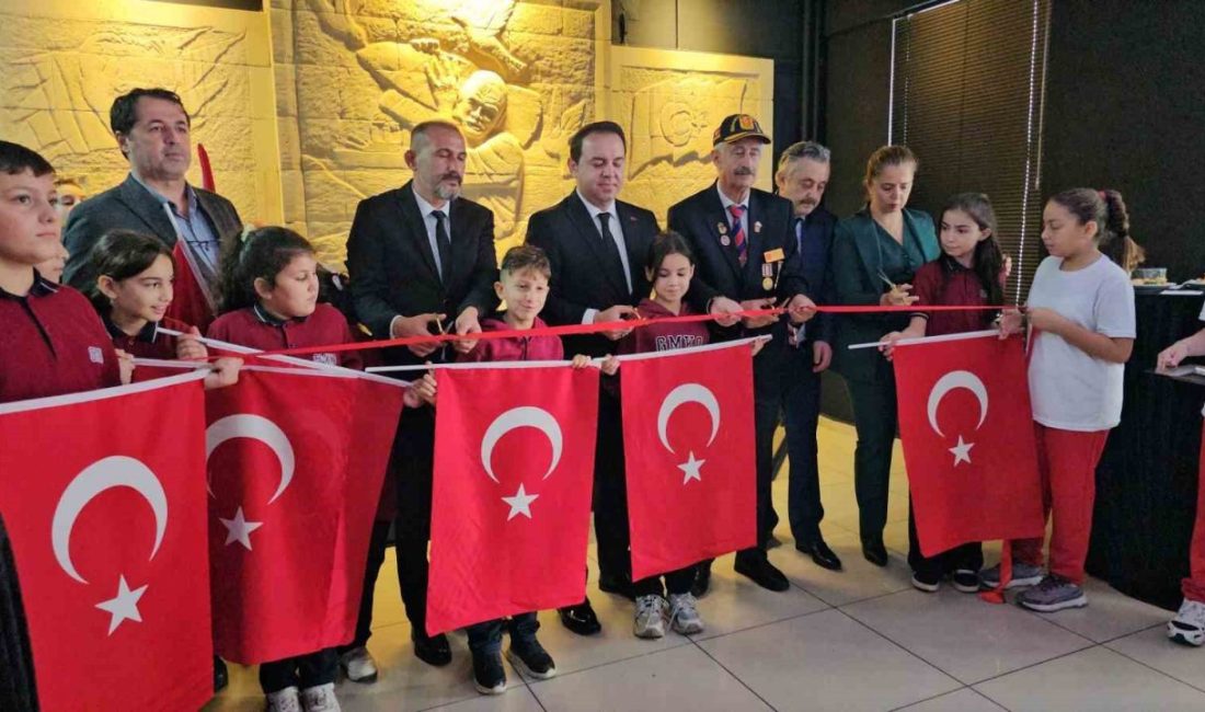 Zonguldak’ta şehitlikten gelen bayrağın sergilendiği “Çanakkale Muharebeleri” rölyefinin açılışı gerçekleştirildi.