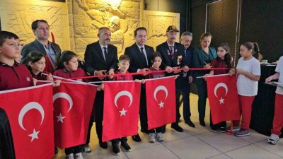 Zonguldak’ta şehitlikten gelen bayrağın sergilendiği “Çanakkale Muharebeleri” rölyefinin açılışı gerçekleştirildi.